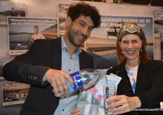 Rainlevelr promotion with a beer glass this year at HortiContact. In the photo: Gai Vegter and Saskia Jouwersma